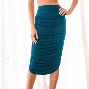 NWT Red Haute Ladies Size Medium Teal Color Skirt